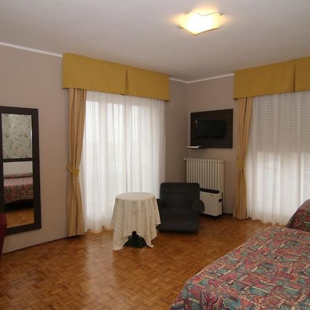 Hotel Ristorante Vittoria Сантия Экстерьер фото